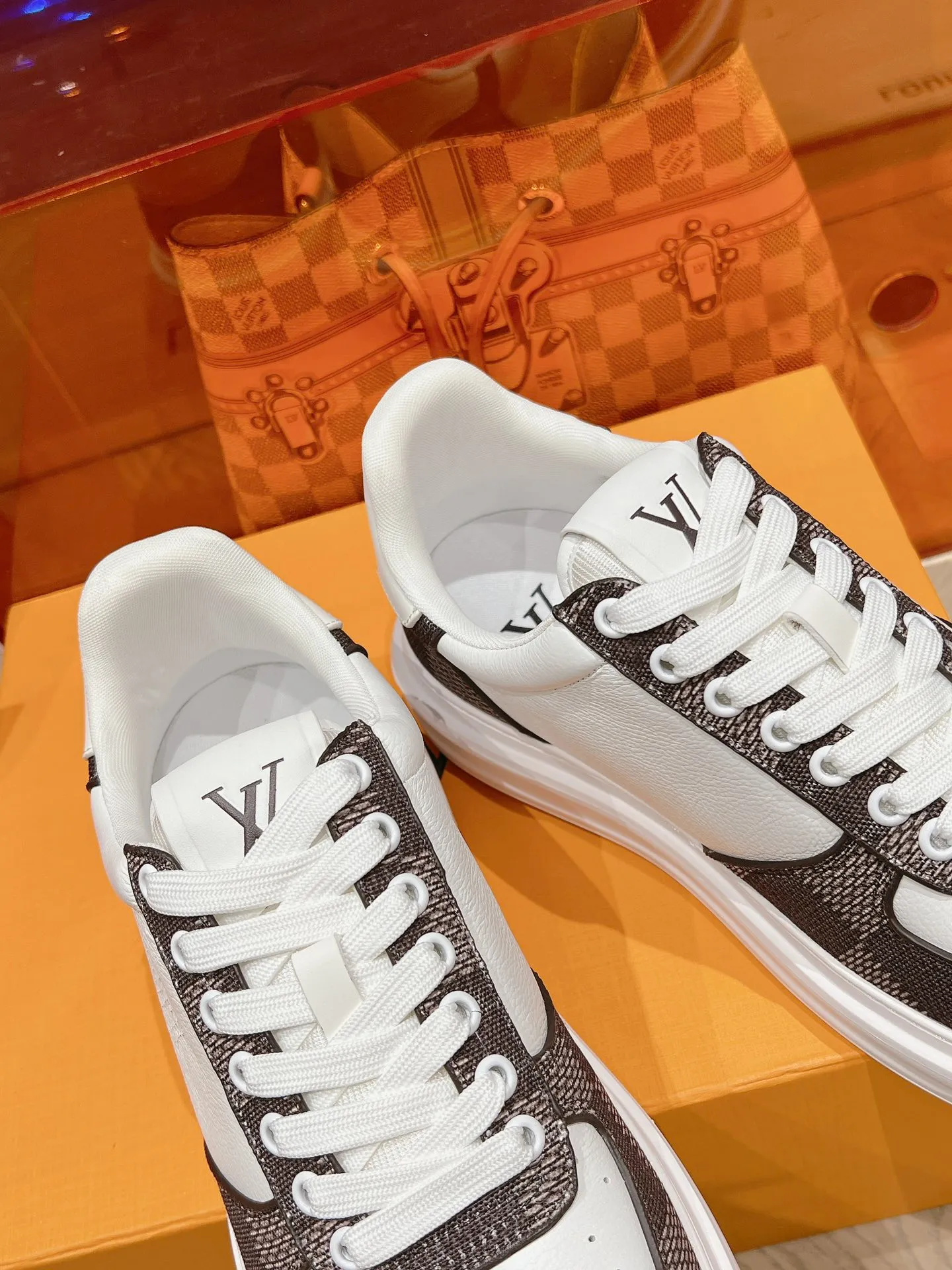 👟👟Ex-factory price 680👟👟 New LV white shoes for men, checkerboard series, plaid color matching, pure cowhide, 3D printed breathable holes, men's casual business travel shoes👟full of comfort, size: 37-45